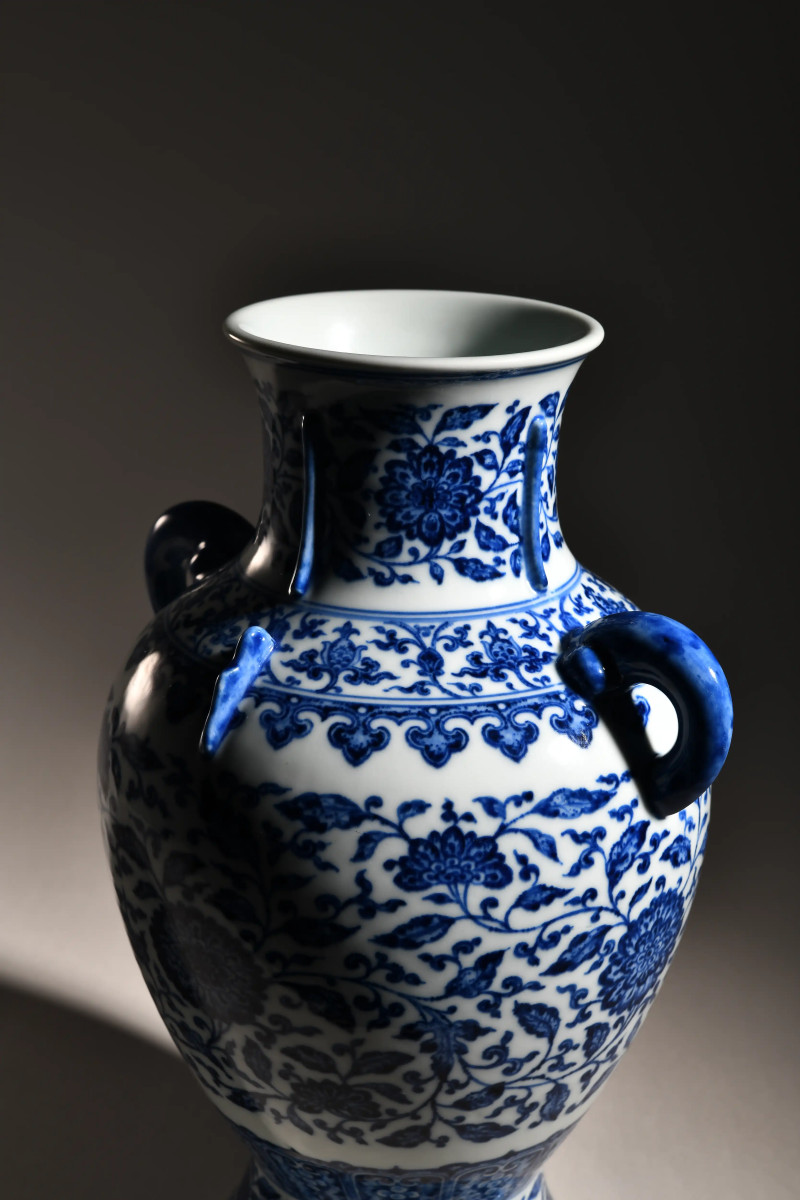 清乾隆 青花缠枝花卉纹双耳出戟尊 - 图6