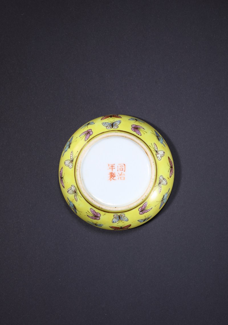 清同治黄地粉彩蝴蝶纹粉盒底 - 图2