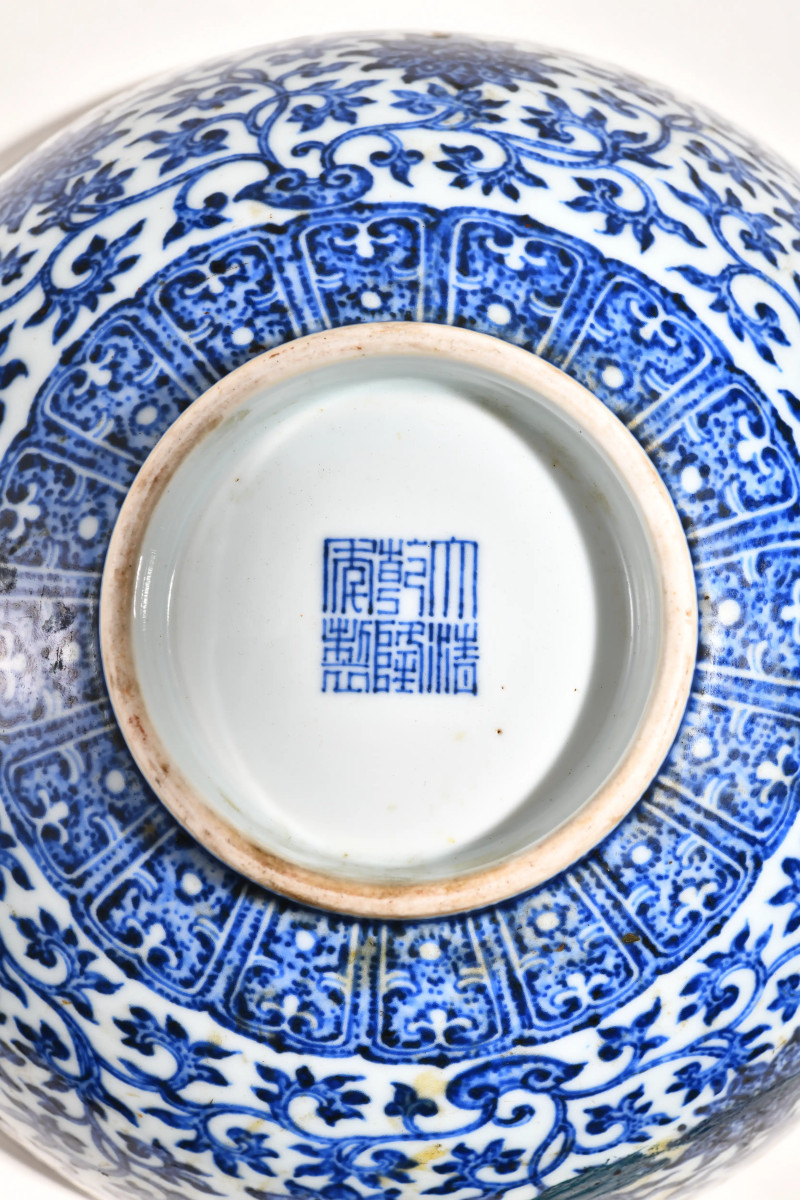 清乾隆 青花缠枝花卉纹大碗 - 图3