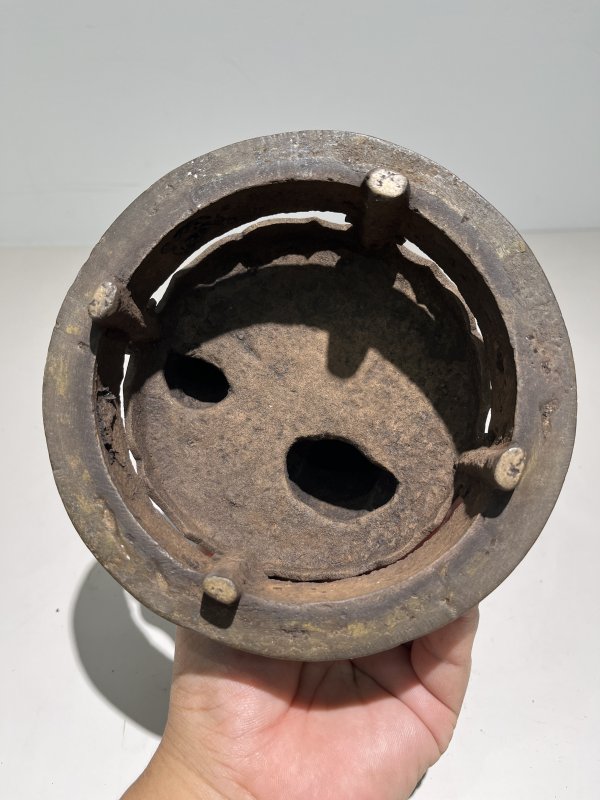 明嘉靖 铜太狮少狮钮朝冠耳熏炉 - 图12