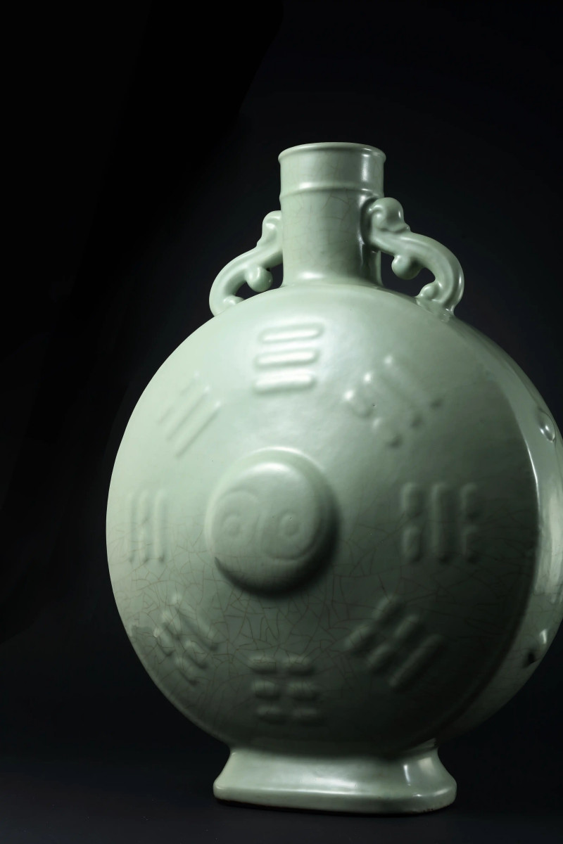 清雍正八卦纹抱月瓶 - 图3