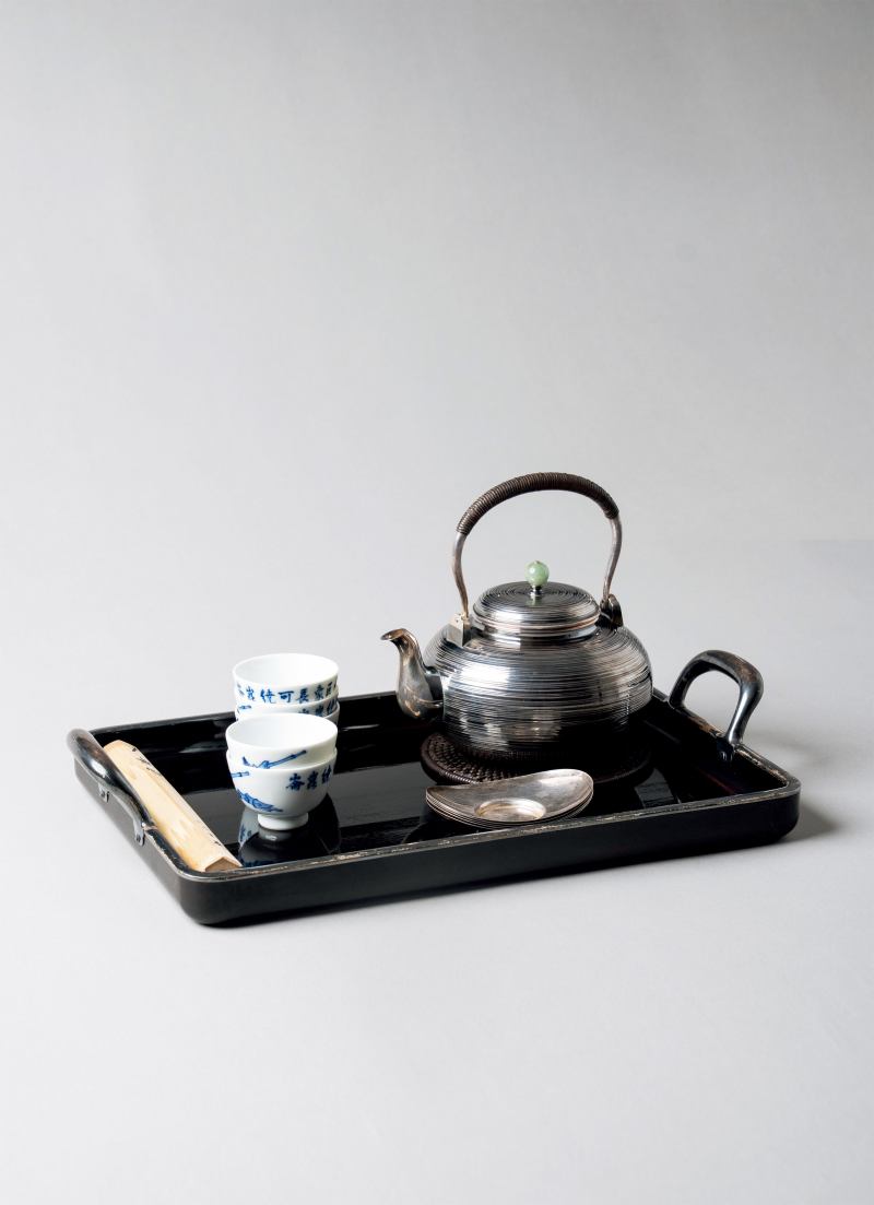 日本名家全套茶道雅器（含旋纹纯银汤沸、白瓷品茗杯、银茶托、竹茶则、黑漆茶盘）