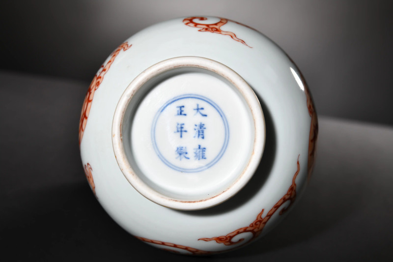 清雍正 矾红龙纹小蒜头瓶 - 图3