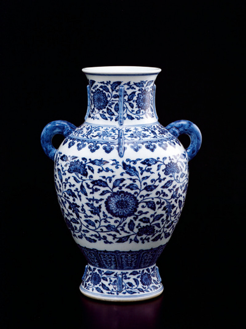 清乾隆 青花缠枝花卉纹双耳出戟尊 - 图8