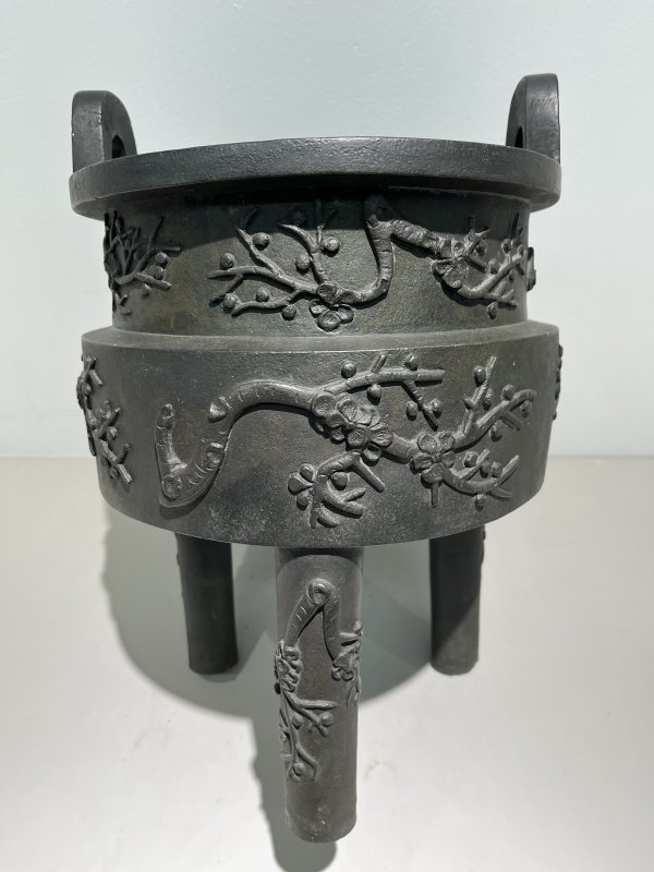 明 高浮雕梅枝纹冲天耳鼎式炉 - 图2