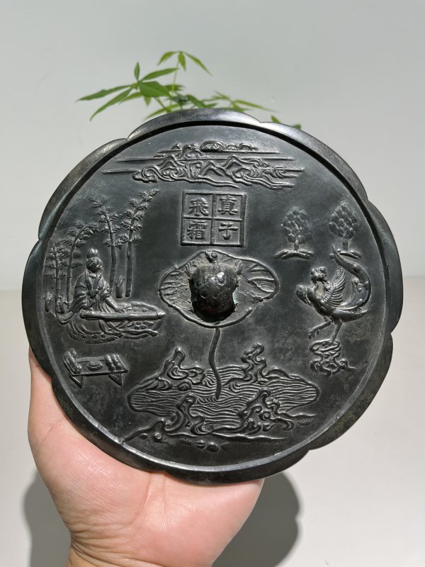 明 葵花形真子飞霜人物故事纹镜 - 图2