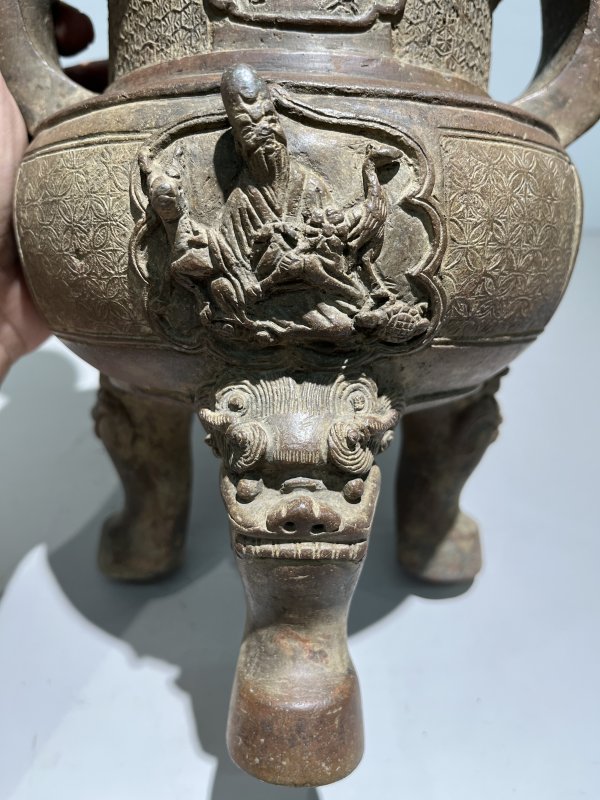 明嘉靖 铜太狮少狮钮朝冠耳熏炉 - 图14