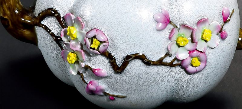 清乾隆 洋彩轧道锥锦地锦上添花仿生梅花式壶一对 - 图3