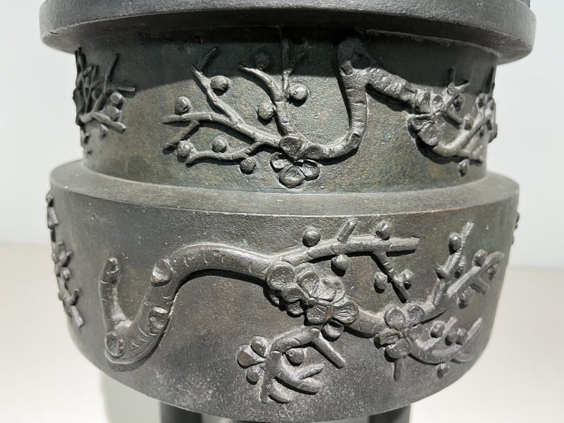 明 高浮雕梅枝纹冲天耳鼎式炉 - 图3