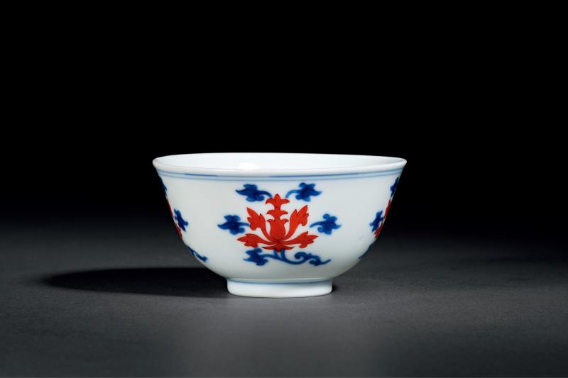 清乾隆 青花矾红折枝宝莲纹茶圆 - 图2