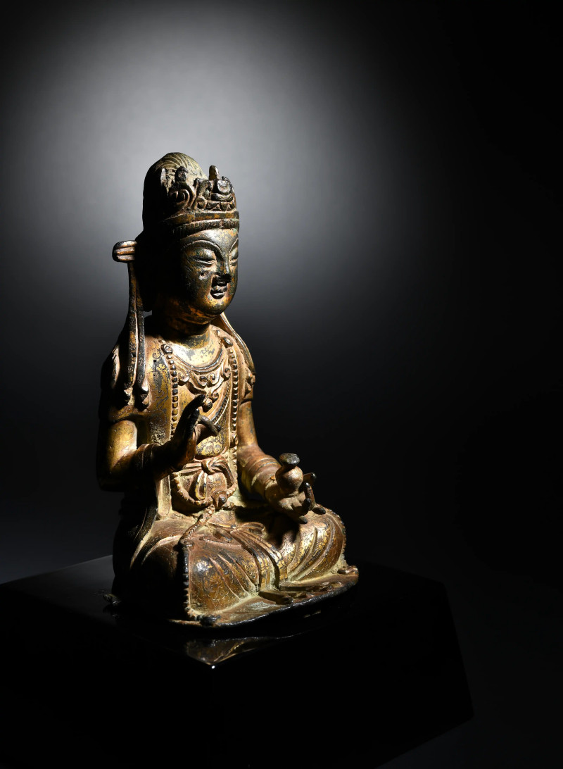明 吴越风格铜鎏金錾花观音坐像 - 图3