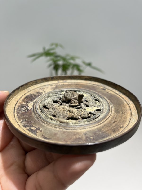 清 龟钮双狮戏球纹镂空复合镜 - 图5