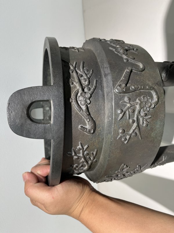 明 高浮雕梅枝纹冲天耳鼎式炉 - 图4