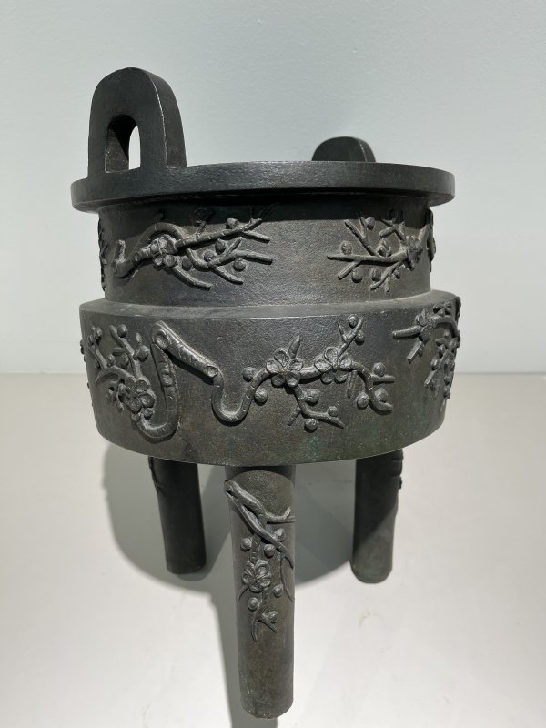 明 高浮雕梅枝纹冲天耳鼎式炉 - 图5