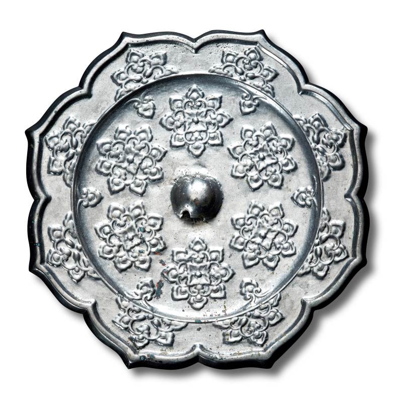 明 菱花形宝相花纹镜