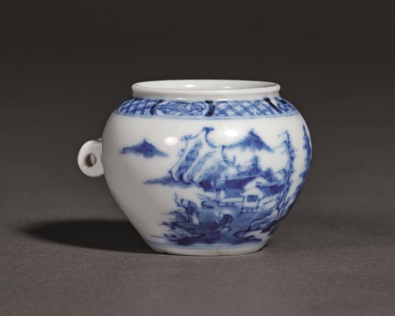 清康熙 “昼锦堂”款青花山水人物纹鸟食罐 - 图2