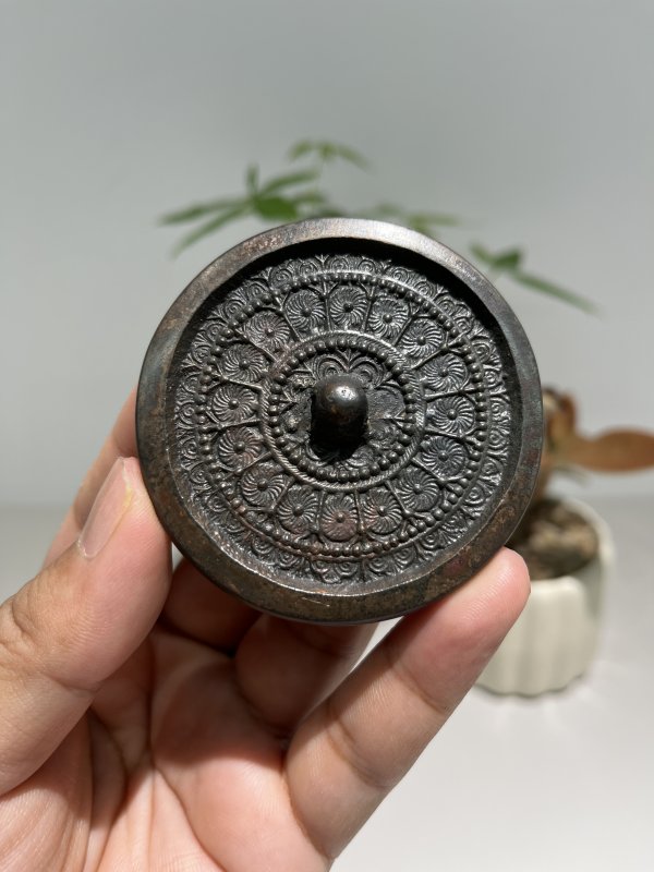 明 花蕊纹小手镜 - 图2