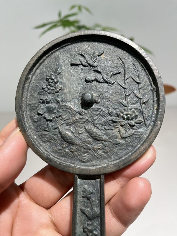 明 沉鱼落雁纹手柄镜 - 图3