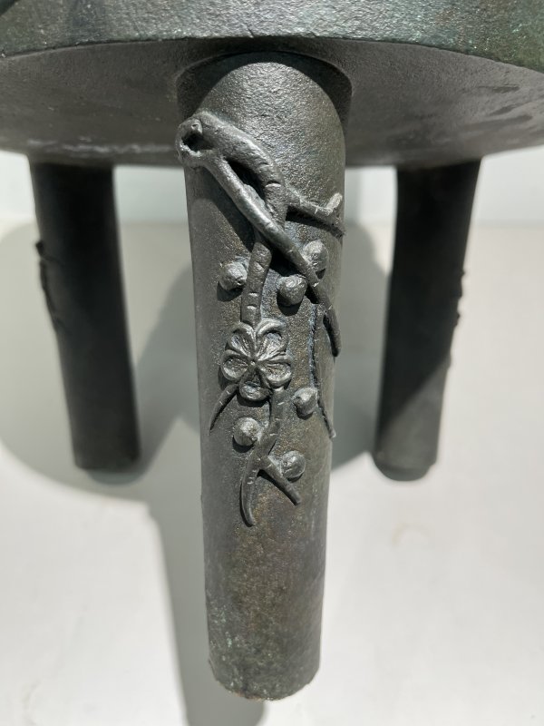 明 高浮雕梅枝纹冲天耳鼎式炉 - 图6