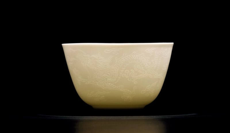 清雍正 甜白釉暗刻云龙纹杯 - 图2