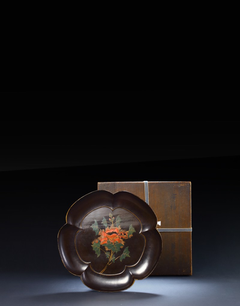 元黑漆彩绘牡丹花卉纹梅花形盘 - 图2