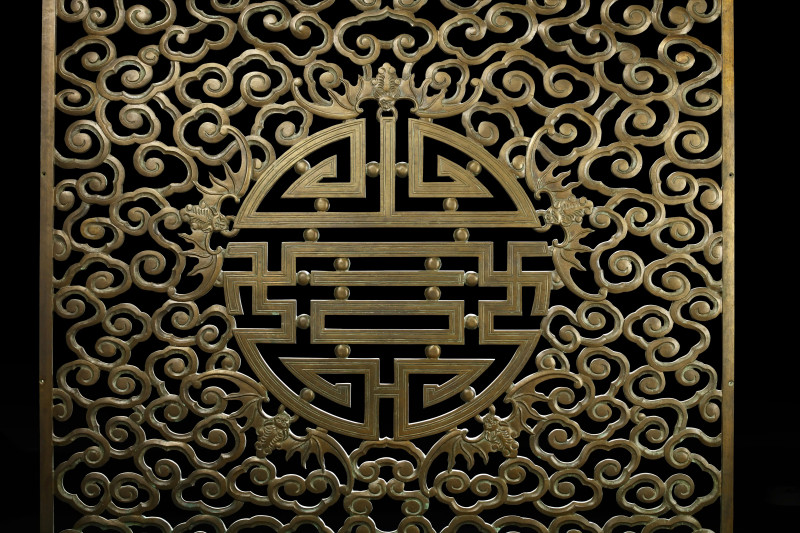 清乾隆蝠寿纹大铜窗 - 图2