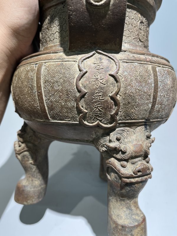 明嘉靖 铜太狮少狮钮朝冠耳熏炉 - 图18