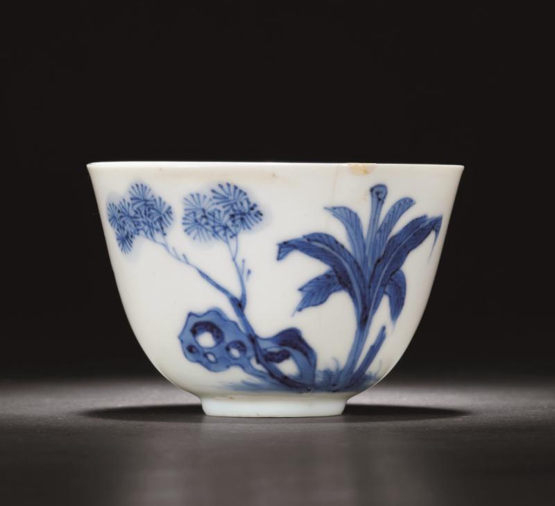清康熙 青花洞石芭蕉“醉后多娇”图杯 - 图3
