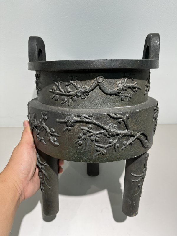明 高浮雕梅枝纹冲天耳鼎式炉 - 图7