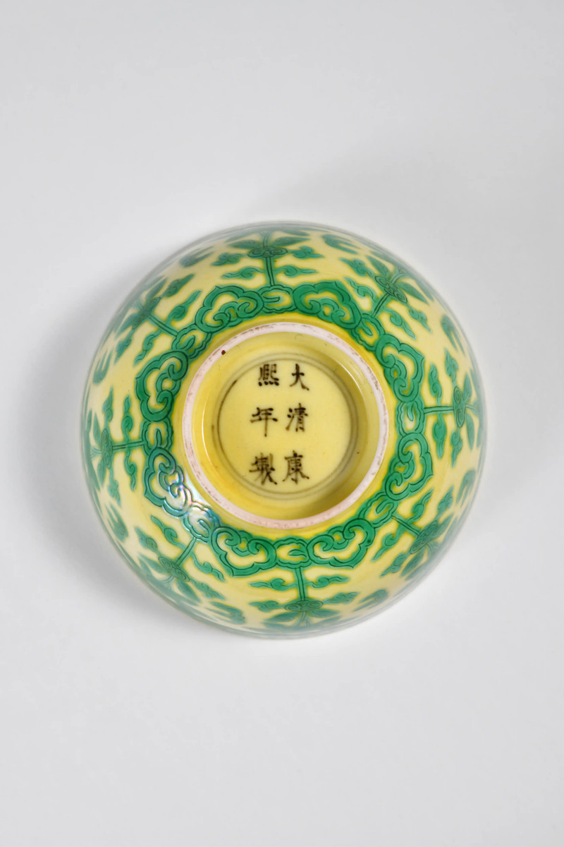 清康熙 黄地绿彩缠枝寿纹碗 - 图2