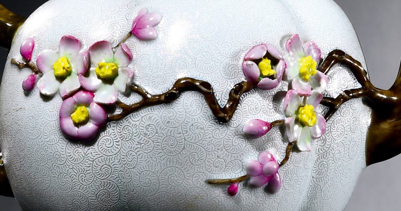 清乾隆 洋彩轧道锥锦地锦上添花仿生梅花式壶一对 - 图8