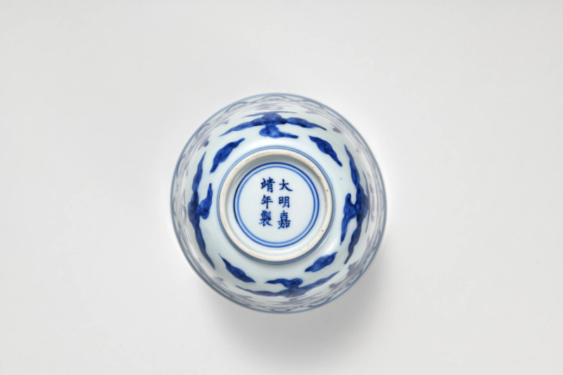 明嘉靖 青花福寿康宁图仰钟杯 - 图2