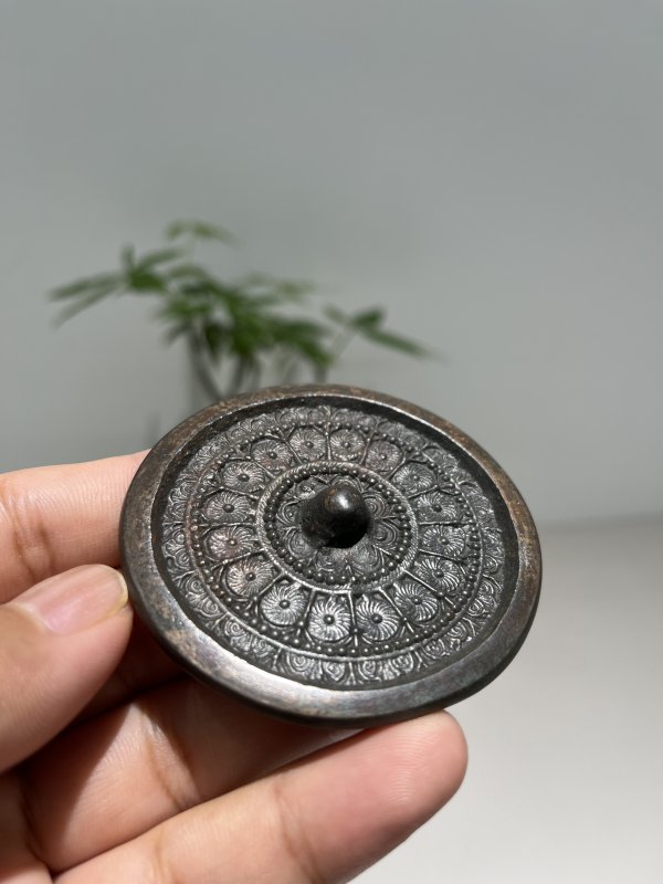 明 花蕊纹小手镜 - 图4