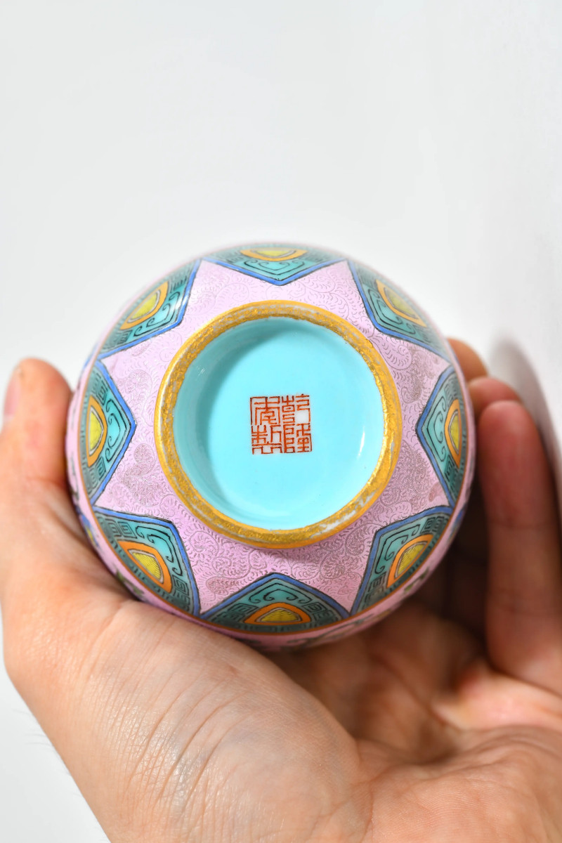 清乾隆 粉彩轧道宫粉地锦上添花铺首耳撇口小尊成对 - 图4