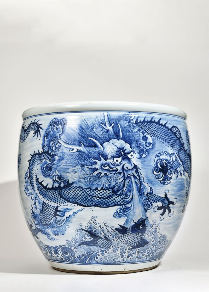 清代 青花海水鱼化龙纹大卷缸