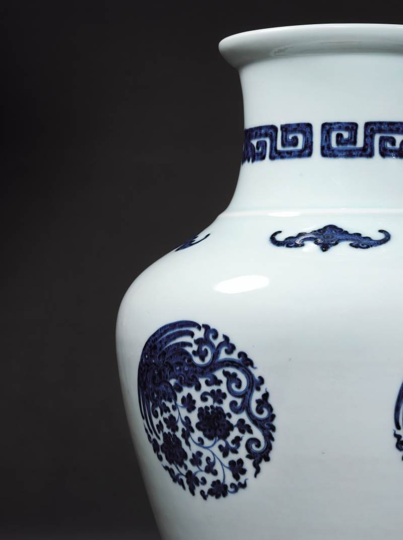 清乾隆 唐窑青花团凤五蝠模印莲瓣弦纹盘口尊 - 图2