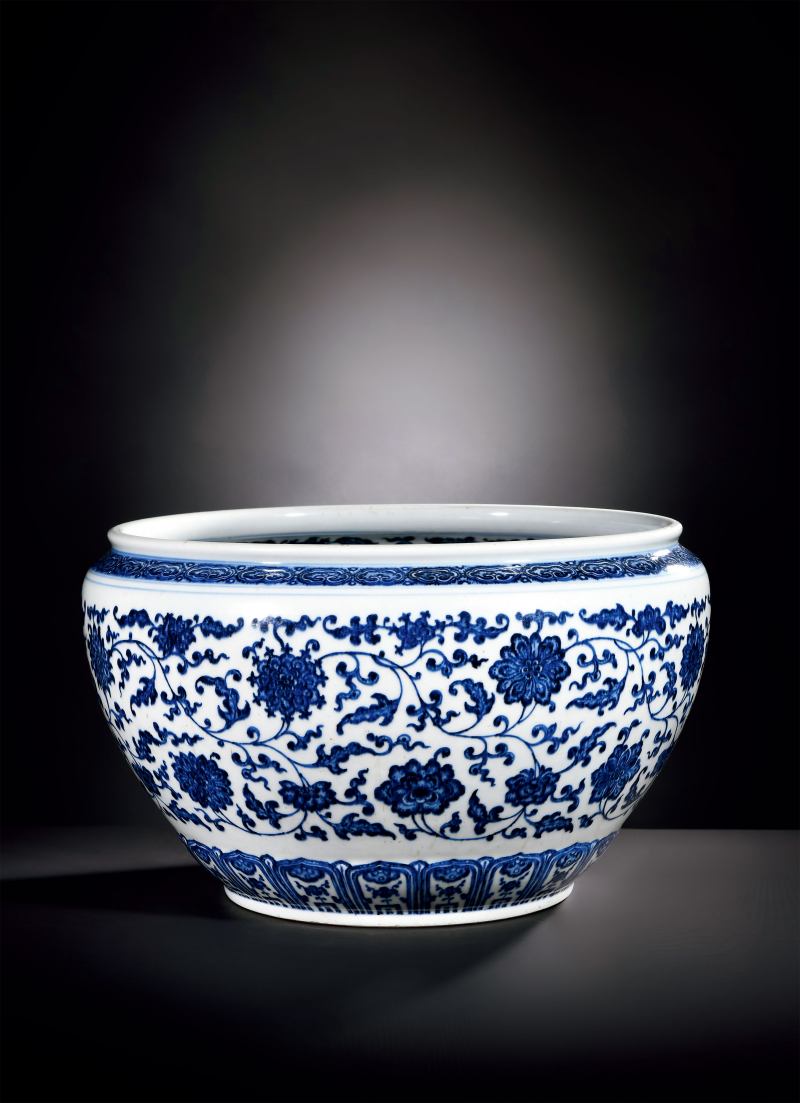 清雍正 内外青花缠枝花卉纹圆缸