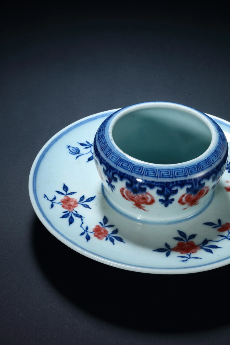 清乾隆青花釉里红花卉茶托 - 图3