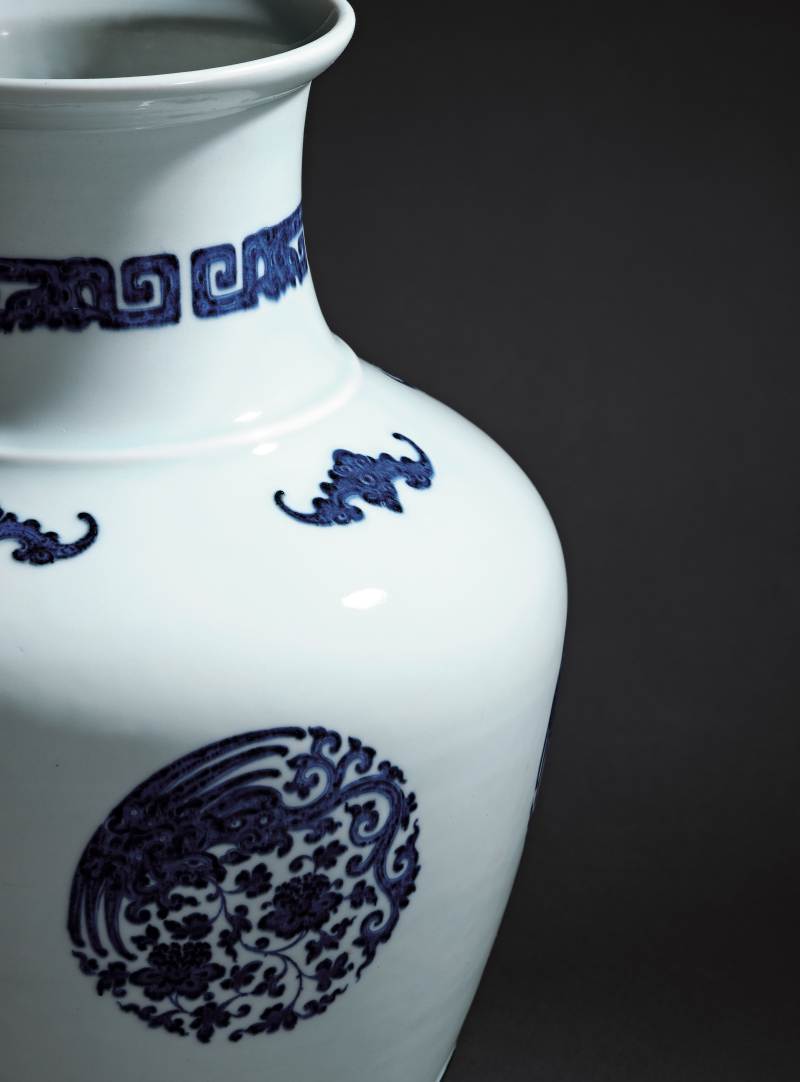 清乾隆 唐窑青花团凤五蝠模印莲瓣弦纹盘口尊 - 图4