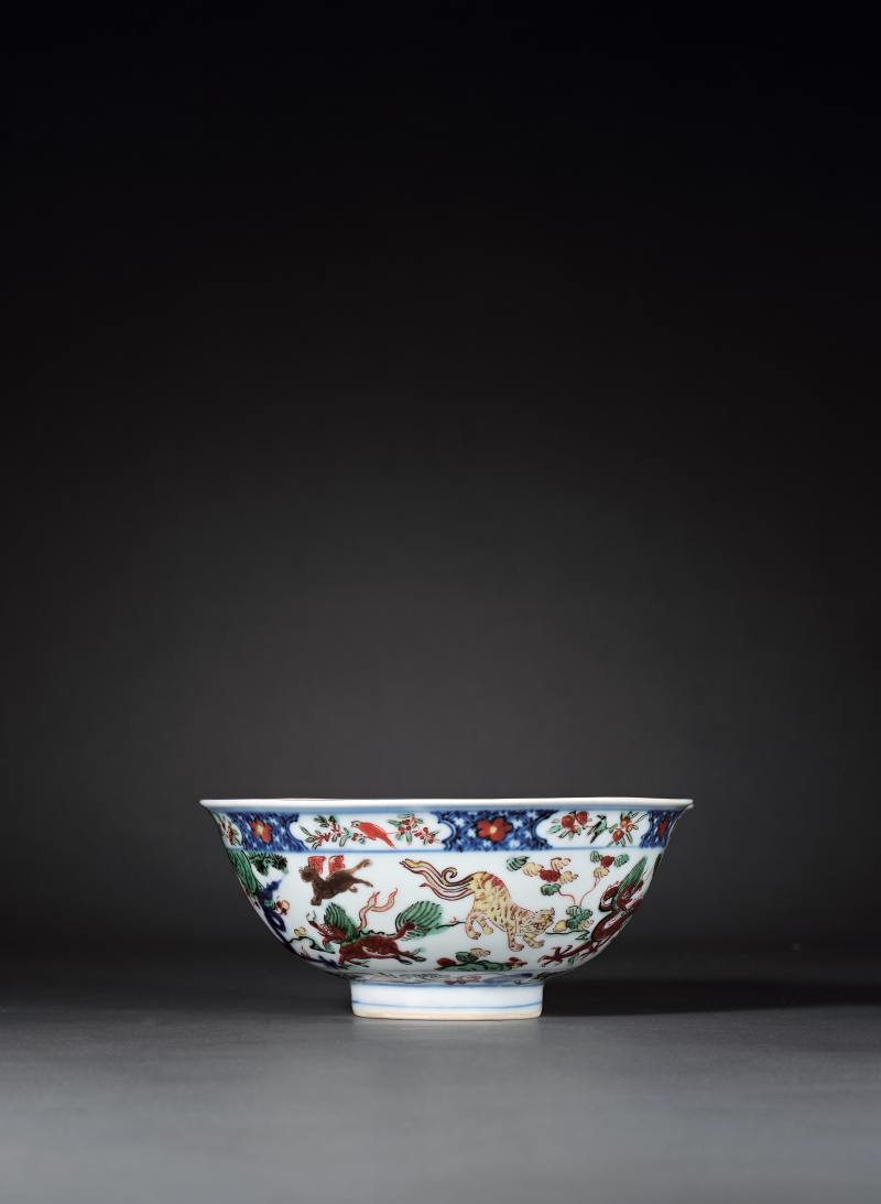 明万历 青花五彩瑞兽云龙纹碗一对 - 图2