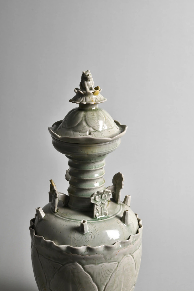元 青釉刻花莲瓣纹狮钮盖六管瓶 - 图2