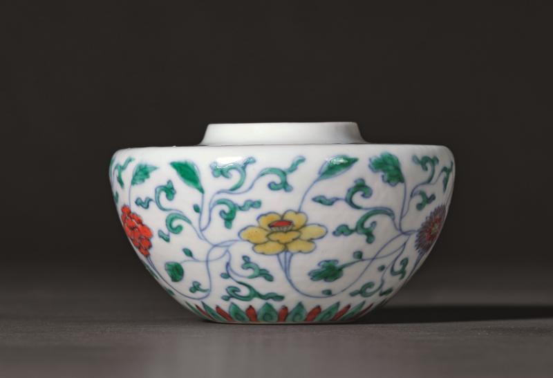 清康熙 斗彩缠枝花卉纹水盂（带木座) - 图2