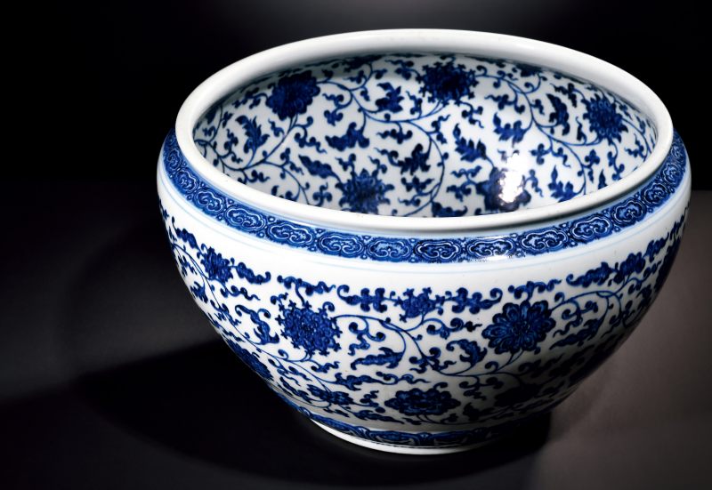 清雍正 内外青花缠枝花卉纹圆缸 - 图4