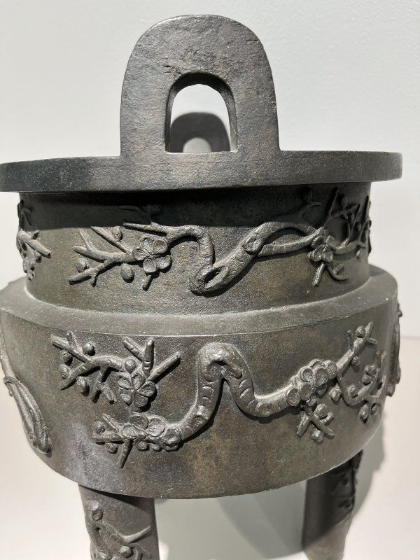 明 高浮雕梅枝纹冲天耳鼎式炉 - 图11