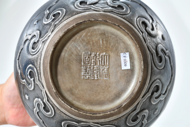 清乾隆 瓷胎仿银釉四方铺首万寿无疆钵式炉 - 图3