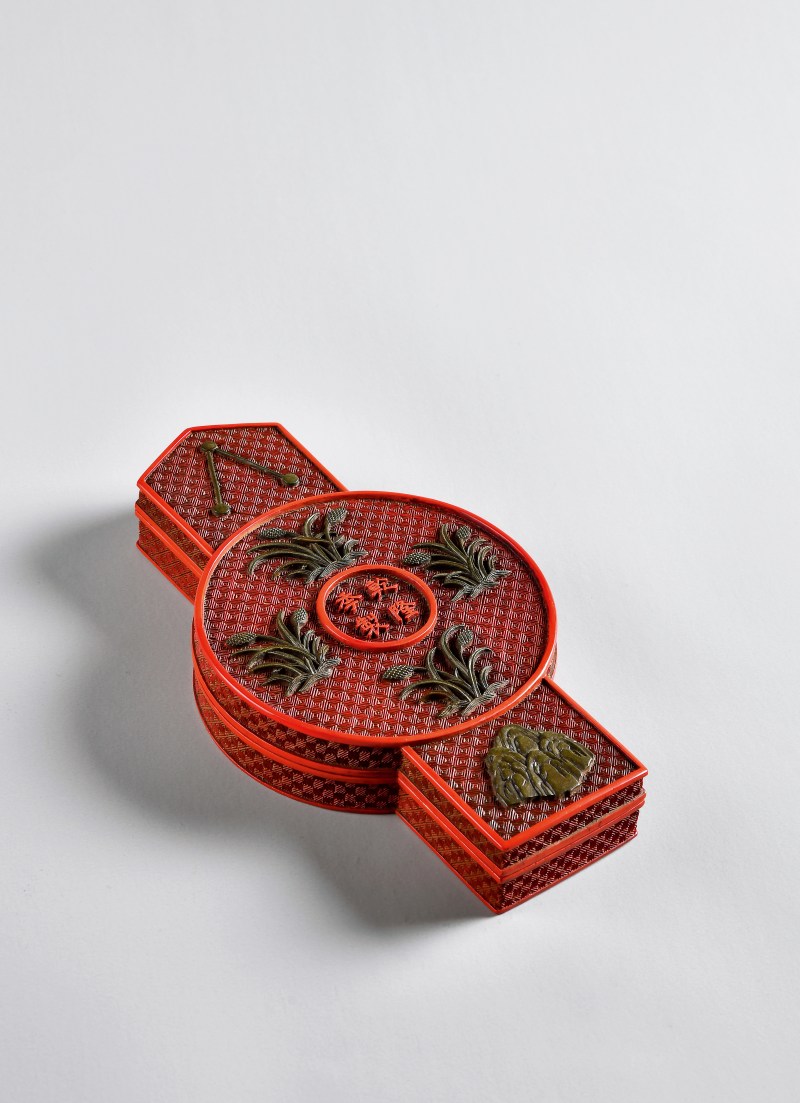 清乾隆 剔彩锦纹圭璧式盒