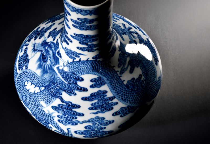 清乾隆 青花苍龙教子图荸荠瓶 - 图2