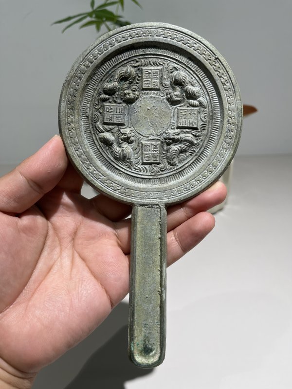 明 四兽方枚纹手柄镜 - 图2