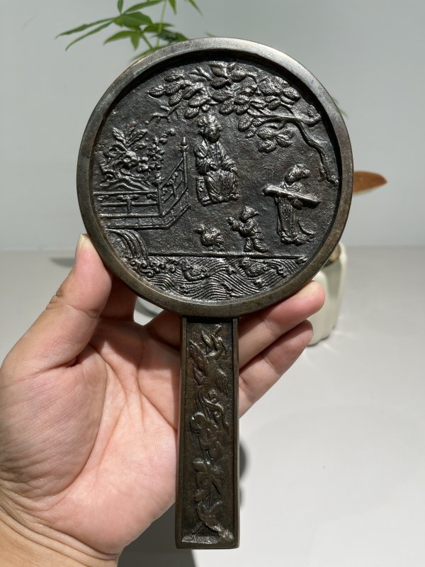 明 庭院贵妇婴戏纹手柄镜 - 图2