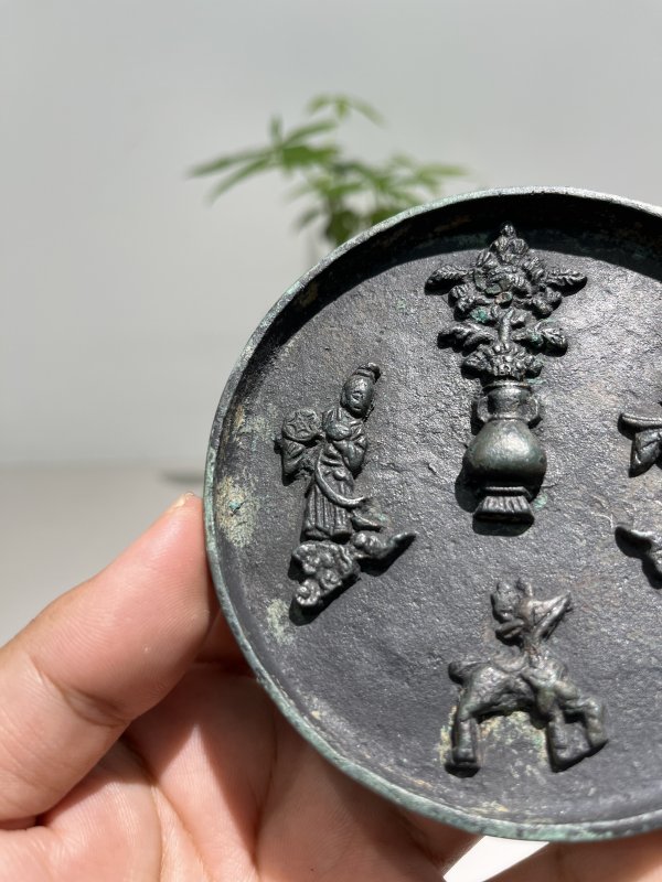 明 宝瓶钮仙人献宝纹镜 - 图3